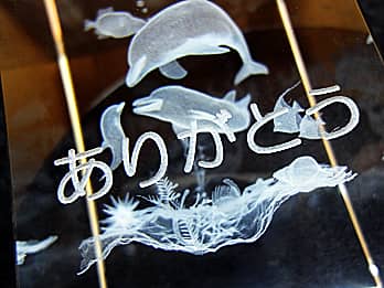 両親へのプレゼント用の3Dアートグラス側面に彫刻した「ありがとう」の文字のクローズアップ画像