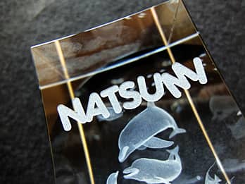 ���i�j���p��3D�A�[�g�O���X���ʂɒ��������u���i�҂̖��O�v�̃N���[�Y�A�b�v�摜