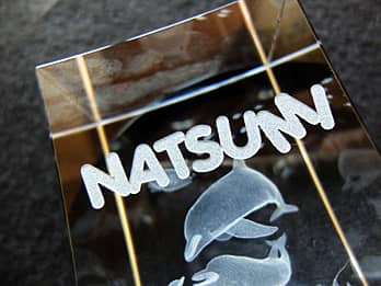 �A�C�j���p��3D�A�[�g�O���X���ʂɒ��������u���鑊��̖��O�v�̃N���[�Y�A�b�v�摜