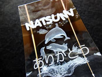 �����L�O���̃v���[���g�p��3D�A�[�g�O���X�̑��ʂɒ��������A���l�̖��O�Ɗ��ӂ̋C���������߂����b�Z�[�W�̃N���[�Y�A�b�v�摜