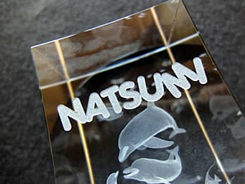 �a�����v���[���g�p��3D�A�[�g�O���X���ʂɒ��������A�u���鑊��̖��O�v�̃N���[�Y�A�b�v�摜