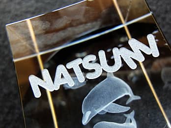 �N���X�}�X�v���[���g�p�̃K���X���I�u�W�F�̑��ʂɒ��������A�u���鑊��̖��O�v�̃N���[�Y�A�b�v�摜