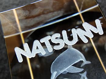 ���w�j���p��3D�A�[�g�O���X���ʂɒ��������u�V�����̖��O�v�̃N���[�Y�A�b�v�摜