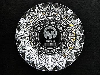 ��Ђ̃��S�}�[�N���ʂɒ��������A��Аݗ��j���p�̃K���X���D�M