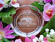 お客様が作ったオリジナルデザインを彫刻した、誕生日プレゼント用の灰皿