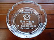 ���h�c�̃}�[�N�𒤍������A�ޒc�L�O�i�p�̊D�M