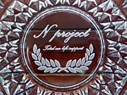 会社名とキャッチコピーを底面に彫刻した、開業祝い用のガラス製灰皿