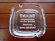 �uCongratulations on your birthday�A�ގ��̖��O�v���ʂɒ��������A�ގ��ւ̒a�����v���[���g�̃K���X���D�M