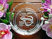 お客様が描いたイラストを彫刻した、彼氏への誕生日プレゼント用の灰皿