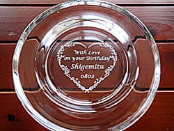 �uWith love on your birthday�A�U�ߗl�̖��O�v���ʂɒ��������A�U�ߗl�ւ̃o�[�X�f�[�v���[���g�p�̃K���X���D�M