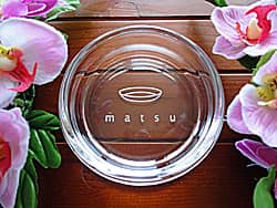 お店のロゴマークを彫刻した、開店祝い用の灰皿