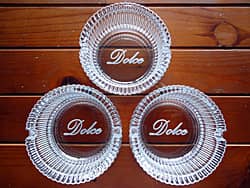 店名を底面に彫刻した、飲食店の開店祝い用のガラス製灰皿