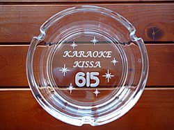 店名を底面に彫刻した、カラオケ店の開店祝い用のガラス製灰皿