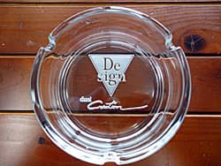 飲食店のロゴマークを底面に彫刻した、開店祝い用のガラス製灰皿