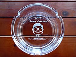 先生の似顔絵を底面に彫刻した、部活の先生へのバレンタインデーの贈り物用のガラス製灰皿