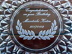 �uCongratulations on your birthday�A���O�v���ʂɒ��������A���F�B�ւ̒a�����v���[���g�p�̊D�M