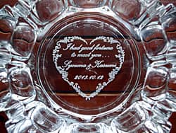 �uI had good fortune to meet you�A�U�ߗl�Ɖ����܂̖��O�v�𒤍������A�����L�O���̑��蕨�p�̊D�M