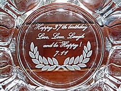 �uHappy 37th birthday. Live, Love, laugh, and be Happy�v���ʂɒ��������A�U�ߗl�ւ̒a�����v���[���g�p�̊D�M