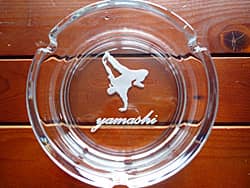 ブレイクダンスのイラストを底面に彫刻した、大会の賞品用のガラス製灰皿