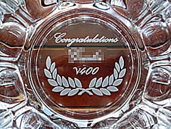 「Congratulations、受賞者名」を彫刻した、スポーツクラブの表彰記念品用の灰皿