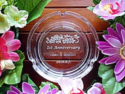�u1st anniversary�A�X���A���t�v���ʂɒ��������A���H�X�̎��N�j���p�̃K���X���D�M