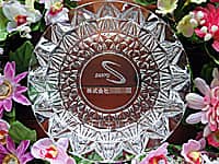 ���S�}�[�N�Ɖ�Ж����ʂɒ��������A�������ւ̎��N�j���p�̃K���X���D�M