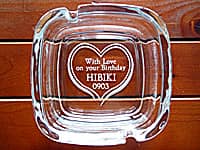 �uWith love on your birthday�A���O�A�a�����v�𒤍������A�ގ��ւ̒a�����v���[���g�p�̊D�M