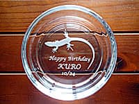 「トカゲのイラスト、Happy birthday、名前」を彫刻した、友人への誕生日プレゼント用の灰皿