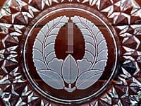 「家紋」を彫刻した灰皿