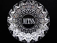 ロゴマークを彫刻した、飲食店の開店祝い用の灰皿