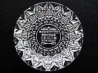 「株式会社○○、勤続20年記念、○○殿」を底面に彫刻した、永年勤続表彰用のガラス製灰皿