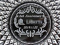 �u��Ђ̃��S�}�[�N�v�Ɓu6th anniversary�v�𒤍������A���N�j���p�̊D�M