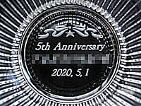 �u5th anniversary�A���H�X���A2020.5.1�v�𒤍������A���H�X�ւ̎��N�j���p�̊D�M