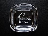 飲食店のロゴマークを底面に彫刻した、ガラス製のスクエア形灰皿