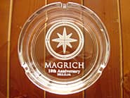 �u���X�̃��S�}�[�N�v�u10th anniversary�v���ʂɒ��������A���N�j���̑��蕨�p�̃K���X���D�M