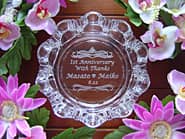 �u1st anniversary�A�U�ߗl�Ɖ����܂̖��O�v���ʂɒ��������A�U�ߗl�ւ̌����L�O���̑��蕨�p�̃K���X���D�M