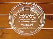 「Congratulations on receiving a prize、受賞者名」を彫刻した表彰記念品用の灰皿