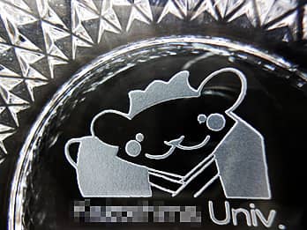 �K���X���D�M�̒�ʂɒ��������}�X�R�b�g�L�����N�^�[�̃N���[�Y�A�b�v�摜