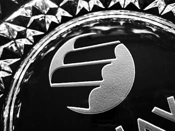 �K���X���̊D�MAT-9�̒�ʂɒ��������A��Ђ̃��S�}�[�N�̃N���[�Y�A�b�v�摜