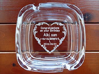 �uCongratulations on your birthday�A���鑊��̖��O�A�a�����̓��t�v���ʂɒ��������A�a�����v���[���g�p�̃K���X���D�M