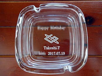 ���S�}�[�N���ʂɒ��������X�N�G�A�`�̃K���X���D�M