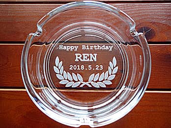 �uHappy Birthday�A�v���[���g���鑊��̖��O�A�a�����̓��t�v���ʂɒ��������A�a�����v���[���g�p�̃K���X���D�M