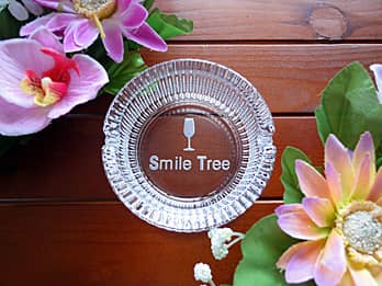 ���X�̃��S�}�[�N���ʂɒ��������A�J�X�j���p�̃K���X���D�M