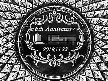 �u6th anniversary�A��Ж��A���N���̓��t�v���ʂɒ��������A���N�j���p�̃K���X���D�M