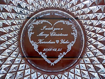 �uI wish you a Merry Christmas�A�J�b�v���̖��O�A�N���X�}�X�̓��t�v���ʂɒ��������A�N���X�}�X�v���[���g�p�̃K���X���D�M