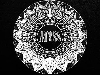 ロゴマークを彫刻した灰皿