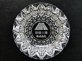 ��Ђ̖��O�ƃ}�[�N���ʂɒ��������K���X���D�MAT-9