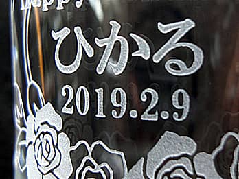 �o�Y�j���p�̃O���X���ʂɒ��������A�u�Ԃ����̖��O�Ɛ��N�����v�̃N���[�Y�A�b�v�摜