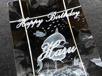 �uHappy Birthday�A���鑊��̖��O�v�𑤖ʂɒ��������A�a�����v���[���g�p��3D�A�[�g�O���X