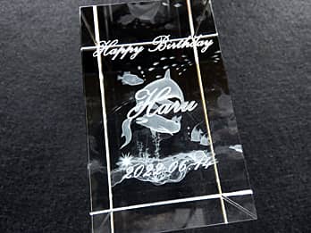 �uHappy Birthday�A���鑊��̖��O�A�a�����̓��t�v�𑤖ʂɒ��������A�a�����v���[���g�p�̃K���X���I�u�W�F